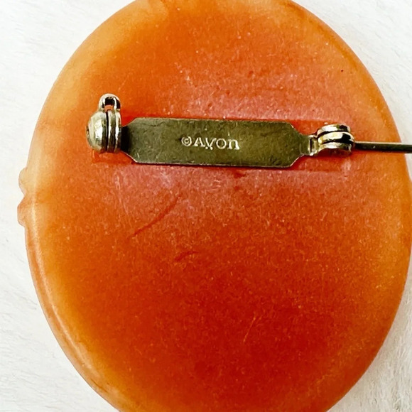 Retro Avon Jewelry  1982 Flower Cameo  Brooch - Picture 3 of 4